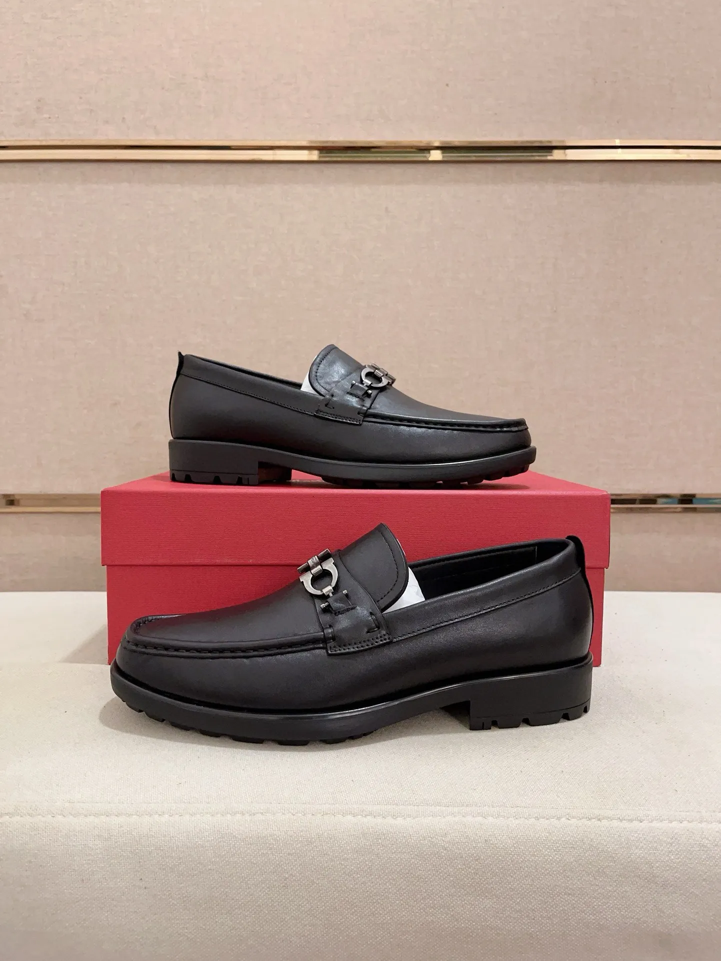 Men's shoes💰: 560💰 High version Ferragamo quality! 🆕🆕Exclusive hot-selling products in stock🔥🔥New products on the shelves, high-quality shoes, high-end driving shoes, with complete packaging! 💪 💪 Material: imported patented cowhide 🐂 + imported high-quality water-dyed cowhide lining + wear-resistant outsole 👍🏻👍🏻 Features: high-end and comfortable, purely handmade 🚀 🚀 Create the perfect shoes that suit you best 🔥 🔥 Size: (38-44) Can be customized 45 non-returnable!